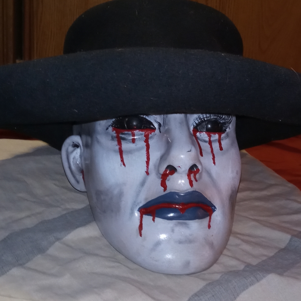 Eerie head and hat